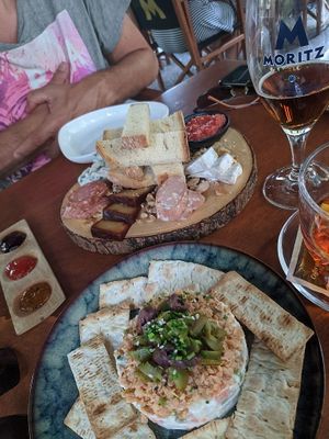 Kalte Vorspeisenplatte (OMG) und Oliviersalat at Chez Kessler in Barcelona