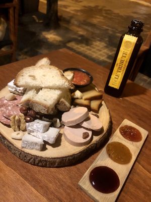 Tabla mixta de embutidos y quesos + Ginger beer  at Chez Kessler in Barcelona