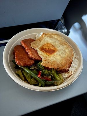 Vegan Breakfast Bowl Deluxe with Omnipork vegan spam, garlic rice, veggie stir-fry and a vegan fried egg. This was an AMAZING in-flight meal 🤩   at SFO - Mama Go's Filipino Cuisine - T1 in South San Francisco