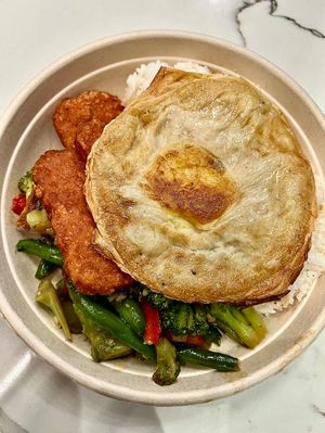 Vegan Breakfast Bowl Deluxe. Comes with Omnipork vegan spam, garlic rice, veggie stir-fry and a vegan fried egg. This was AMAZING 🤩   at SFO - Mama Go's Filipino Cuisine - T1 in South San Francisco