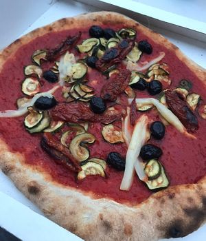 Vegan pizza “Mimmo" at Cama'ffare in Padua