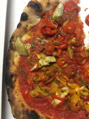 Vegan pizza w tomatoes, peppers n artichokes at Cama'ffare in Padua
