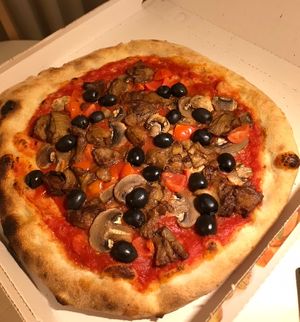 Pizza Miligiana Friuta 3: ordered it without mozzarella so on the menu it’s vegetarian. Fried 🍆, 🫒, cherry 🍅, fresh 🍄. It was unbelievably good👍   at Cama'ffare in Padua