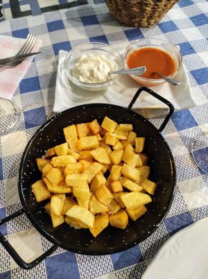 Patatas fritas con 2 salsas at Thundersgreen in Aviles