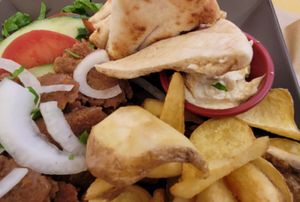 Veganes Gyrosteller aus Kirchererbsen at 3 Spoons in Kos