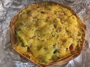 Vegan mac&cheese with added cherry tomatoes at YO' Mac and Cheese in Paris