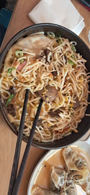 Ramen au gyozas at Lipopette in Lyon