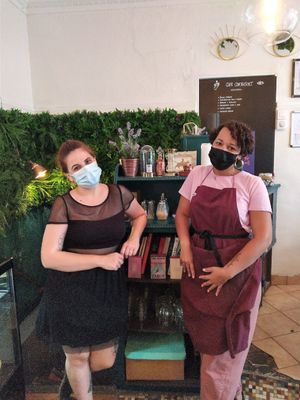 The owners Mathilde & Éloïse at Café Contresort in Paris