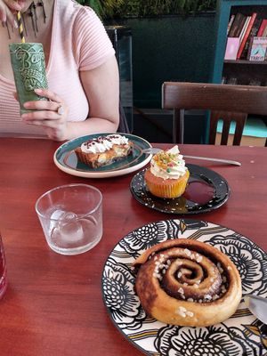 Cinnabun, Gémeaux and Banoffy at Café Contresort in Paris