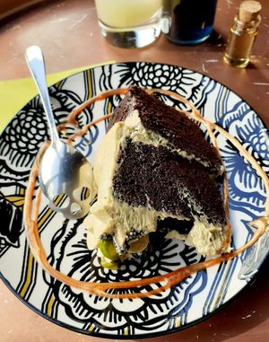 Layer-cake choco/pistache at Café Contresort in Paris