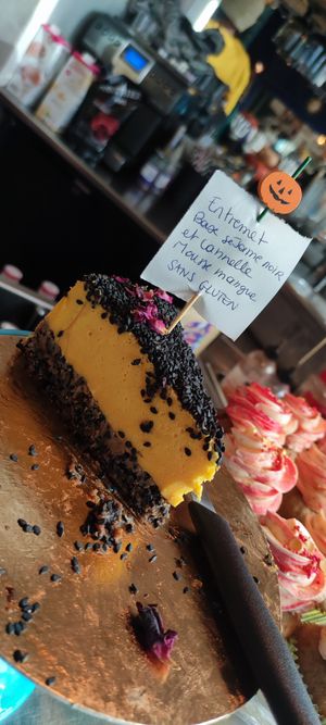 Entremet mangue épices douces et sésame noir at Café Contresort in Paris