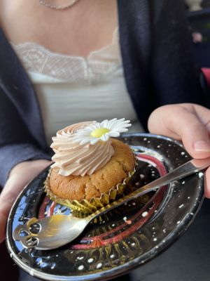 Cupcake du Taureau à la fraise   at Café Contresort in Paris