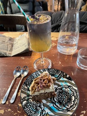 Caramel peanut cake with elixir melisine (?) #Veganuary at Café Contresort in Paris