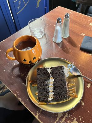 Layer cake with hot chocolate  #Veganuary at Café Contresort in Paris