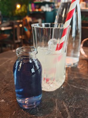 lemonade that changes color with a lemon and orange blossom flavor at Café Contresort in Paris