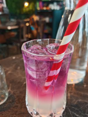 lemonade that changes color with a lemon and orange blossom flavor at Café Contresort in Paris