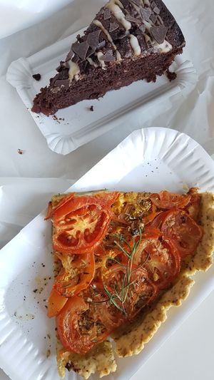Vegan chocolate cherry cake & tomato tarte at Omi Backt in Bochum