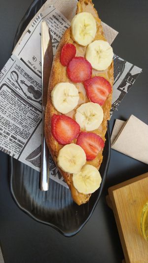 Tostada de plátano  fresa y crema de cacahuete at Craft Coffee in Almeria