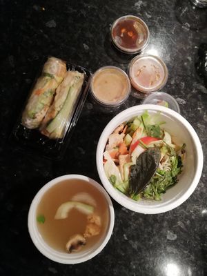 Nem Cuon (Sommerrollen) & Pho Chay (Suppe) - Brühe und frische Zutaten wurden separat geliefert at Flying Market in Hamburg