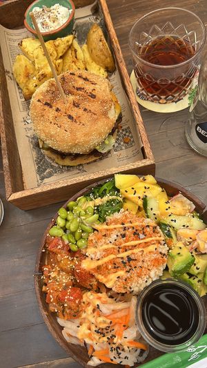 Burger & Poke Bowöl  at Grá Irish Gastropub in Mallorca