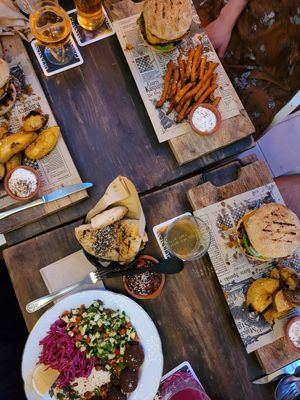 Burger und Falafelteller at Grá Irish Gastropub in Mallorca