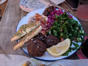 Falafel con hummus, pan pita at Grá Irish Gastropub in Mallorca