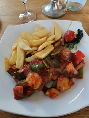 Stadtwaldhaus Mettmann, Tofu with vegetables and house fries at Stadtwaldhaus in Mettmann