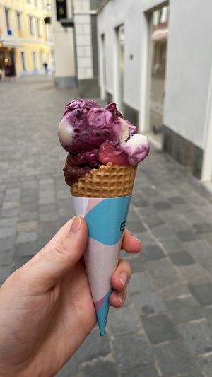 Zitrone-Joghurt-Heidelbeer  at Eisperle - Färbergasse in Graz