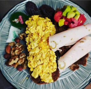 Desayuno con no huevos revueltos y embutido vegano at El Sarao de Lara in Las Rozas De Madrid