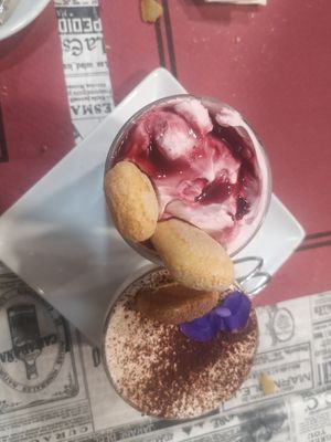 Vegan desserts: tiramisu and strawberry mousse at El Sarao de Lara in Las Rozas De Madrid