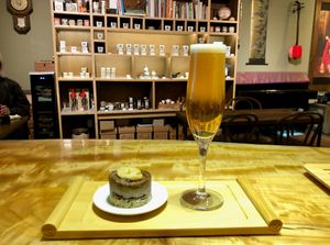 Nitrogenated Houjicha and raw vegan cake (banana choco peanuts butter on that day) at Mandaracha 曼荼羅茶 in Kyoto