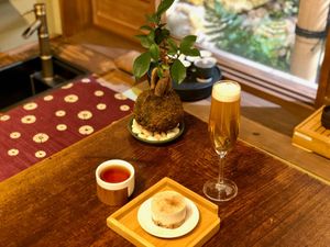 Nitrogenated Wakocha (Japanese black tea) with raw vegan cake (apple cinnamon on that day) at Mandaracha 曼荼羅茶 in Kyoto