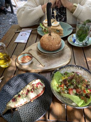 Gegrilde aubergine, brood met hummus en Israëlische salade met za’atar at Het Hooihuis in Roosendaal