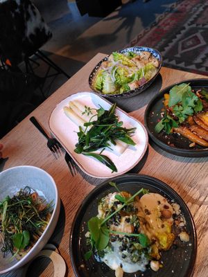 Vegan(ised) dishes on the menu: grilled cauliflower, asparagus with sea vegetables and leek. With side dish of green salad and carrot at Het Hooihuis in Roosendaal