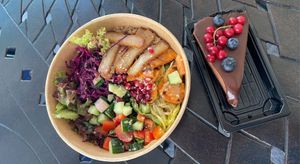 Rainbow Bowl und Kuchen  at All Vegan in Hannover