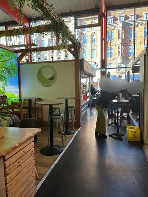 Sitzbereich des Bistros links at All Vegan in Hannover