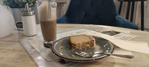 Latte und Zitronenkuchen at Zekis UniCafé in Heidelberg