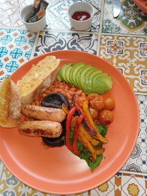 Very nice breakfast don't be fooled by the size big plate and plenty of very delicious vegan food #Veganuary at Duckies Cafe in Hayle