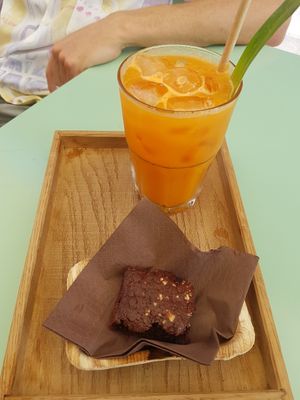 Brownie and cucruma carrot ginger juice at TÈCO in Palermo