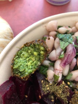 Look at how beautiful the falafel looks inside 😃 at Levantini in Maastricht