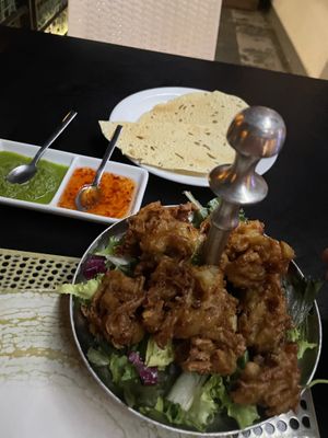 Onion Bhaji (una pakora de cebolla) y papadum 🌝  at Kama del Mar in Castelldefels