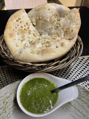 Naan de ajo/garlic super good  at Kama del Mar in Castelldefels