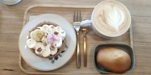 Café, tartaleta de merengue y limón, Magdalena tipica at Michel MaBelle in Bordeaux