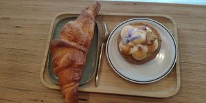 Tartaleta Merengue y limón and croissant at Michel MaBelle in Bordeaux