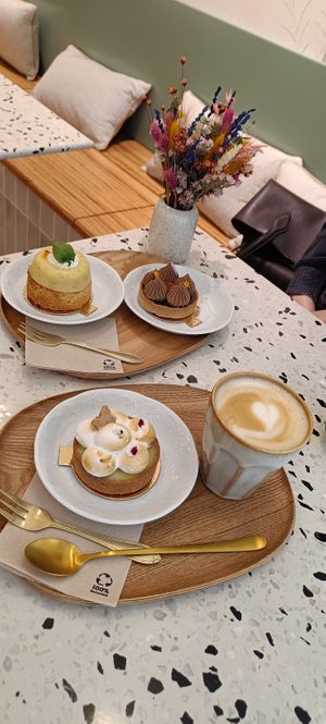 Pineapple Mint (back, left); Choco Caramel (back, right); Lemon Meringue (front); Oat latte at Michel MaBelle in Bordeaux