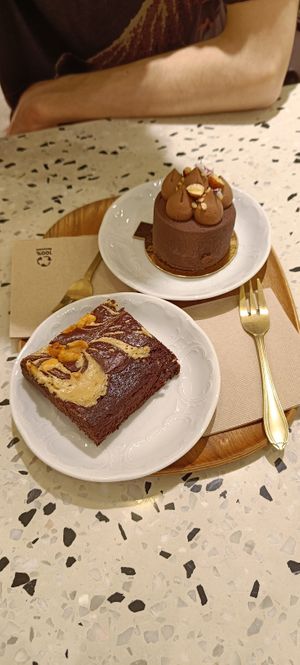 Peanut Brownie (fronto), Choco Hazelnut Mousse (back) at Michel MaBelle in Bordeaux