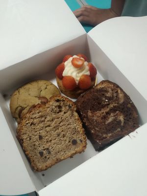 Un gâteau Pauline (palet breton avec crème vanille et fraise),
un cookie matcha amande,
un carrot cake,
et un marbré. at Michel MaBelle in Bordeaux