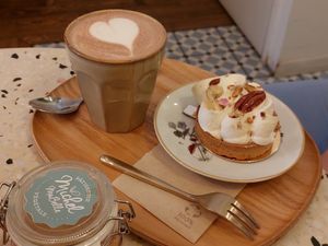 Tartelet and hot chocolate at Michel MaBelle in Bordeaux