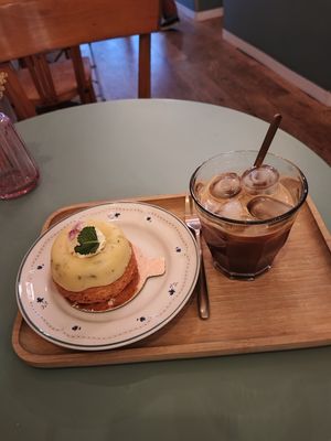 The "Francis" and a cafe glacé at Michel MaBelle in Bordeaux