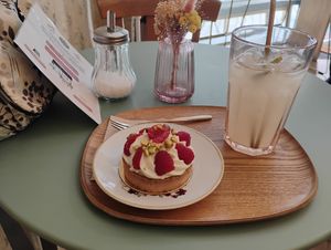 Raspberry tart and lemonade at Michel MaBelle in Bordeaux